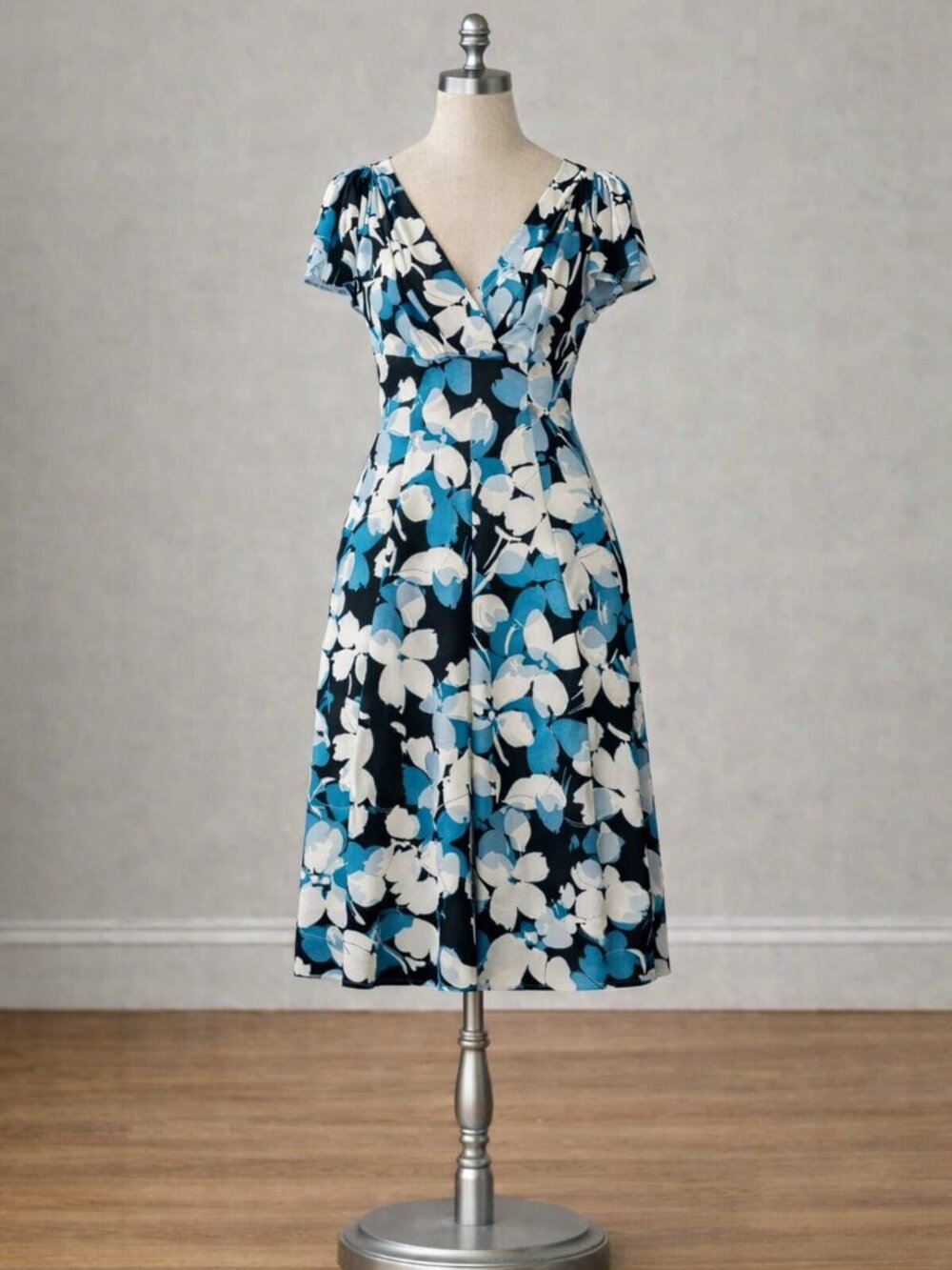 London Times Floral Dress w/ Flutter Sleeves & V-neck, Black/White/Blue, Size 4P